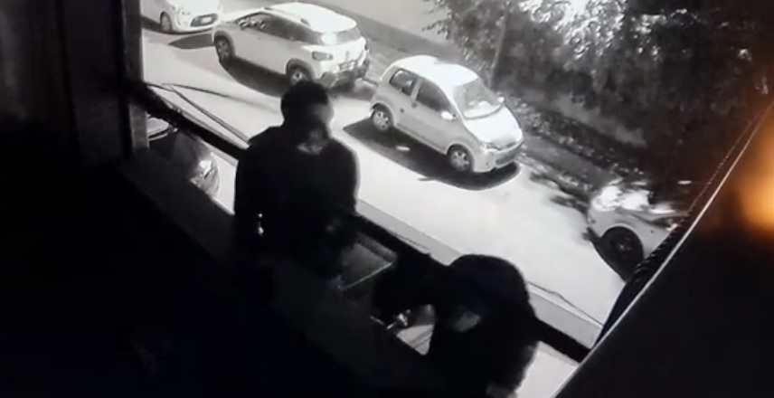 Le telecamere riprendono due ladri che cercano di entrare in casa