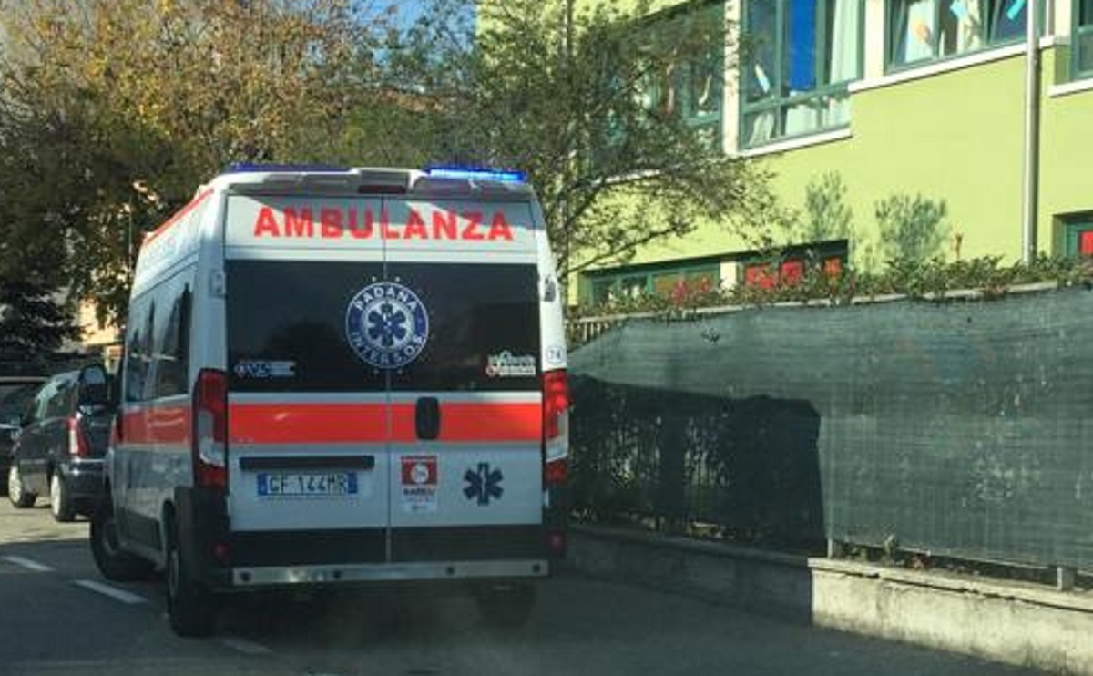Ambulanza alla primaria di Gaggiano per soccorrere un alunno