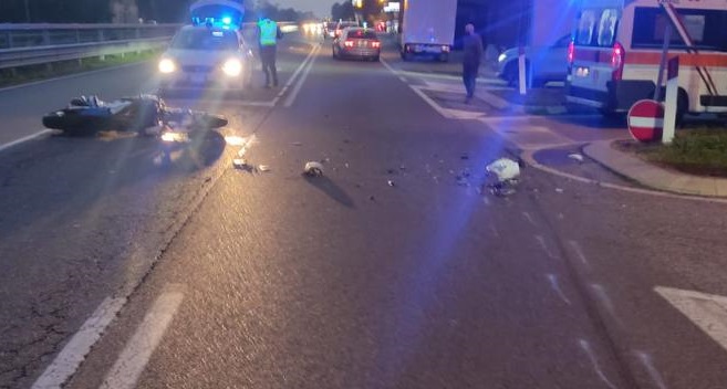 Scontro auto-moto sulla Vigevanese: centauro in ospedale