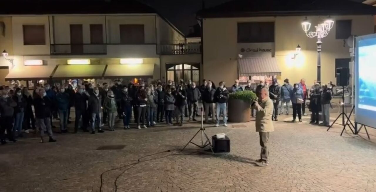 Una piazza unita per dire “No” alla discarica
