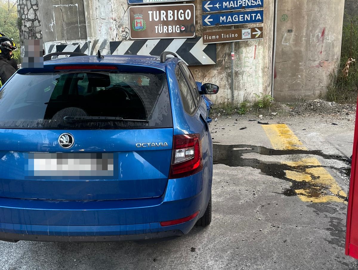 Si schianta contro un pilone del Ponte di ferro