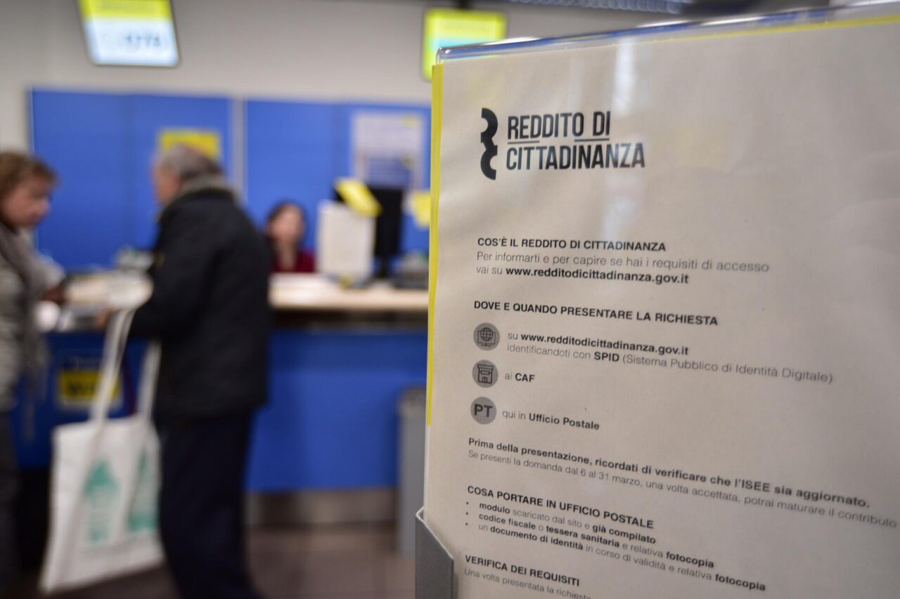 Reddito di cittadinanza: scoperto un furbetto con case di proprietà e auto di lusso