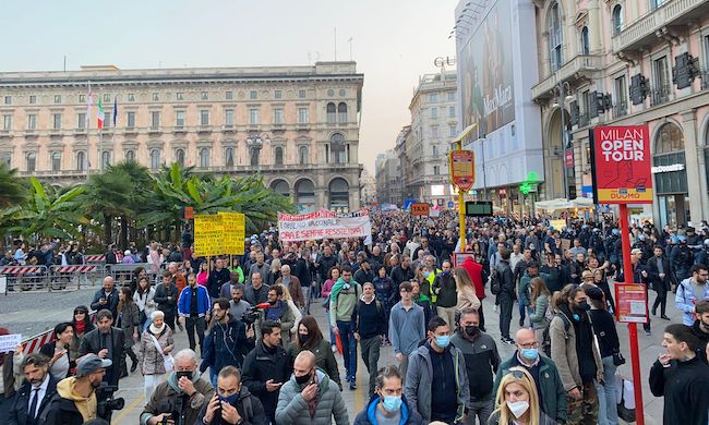 Nuovo corteo No Green pass in centro a Milano
