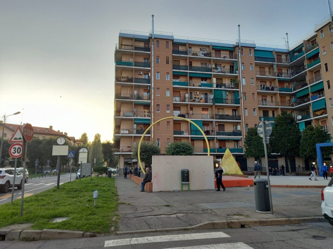 Malore sulla panchina, paura in piazza