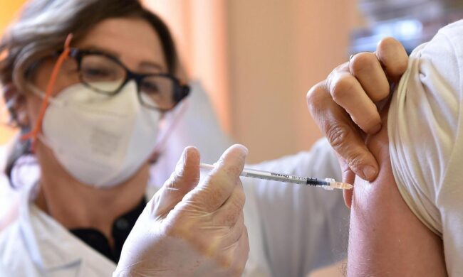 Al via da oggi le prenotazioni per la terza dose a over 60 e fragili