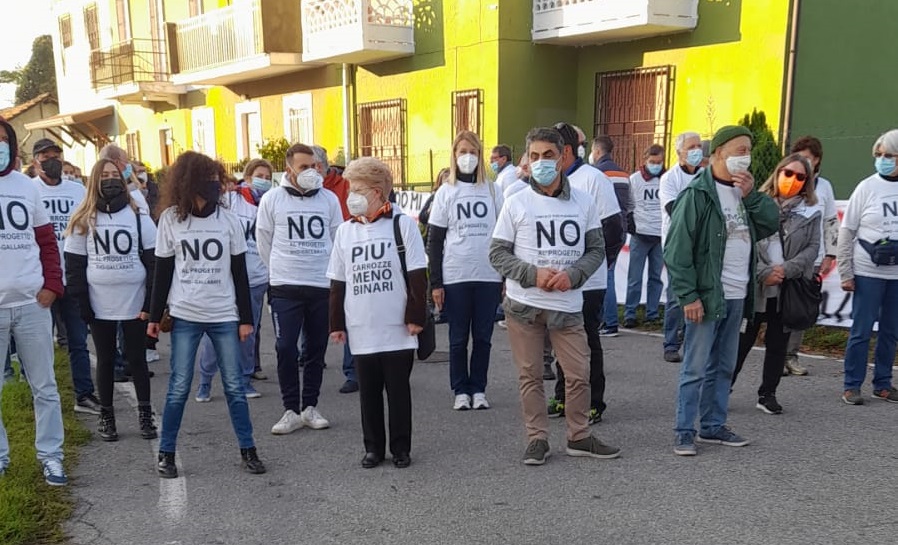 Quarto binario: più di 200 persone in piazza per dire “no”