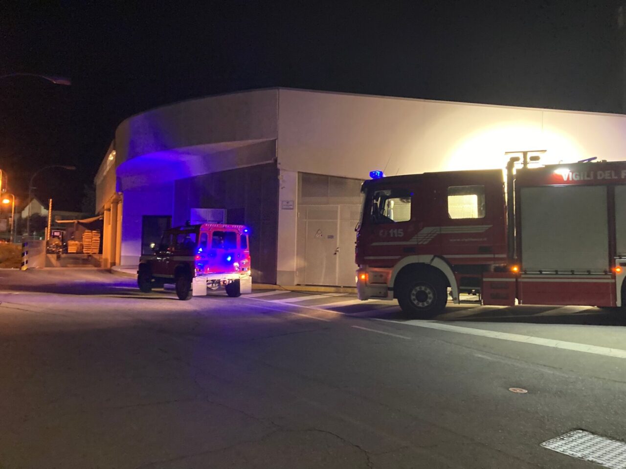 Attimi di panico domenica, intorno alle 19, alla Lidl di Corbetta. Saltata la corrente, due persone sono rimaste bloccate in ascensore.