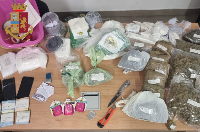 Sequestrati in un appartamento 25kg di droga