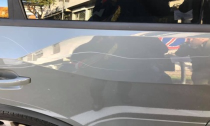 Danneggiata l'auto del sindaco: "Non mi fermo"