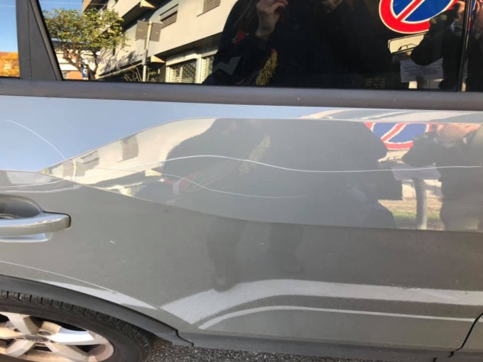 Danneggiata l’auto del sindaco: “Non mi fermo”