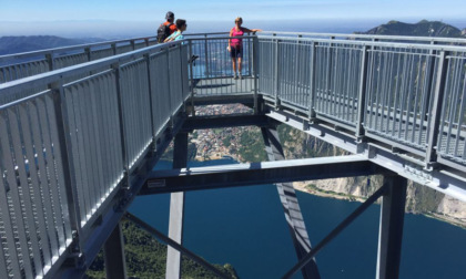 La spettacolare passerella sospesa nel vuoto sopra il lago di Lecco