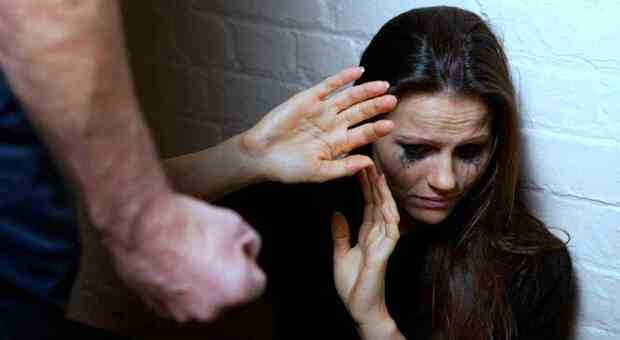 Si offre di aiutarla: la porta in un luogo appartato e la violenta