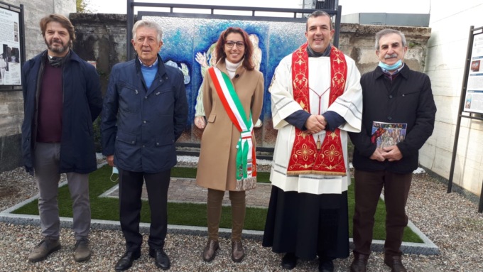 Inaugurata “La deposizione”: opera in vetro su disegno di Giancarlo Colli.