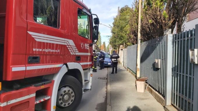 In auto contro la recinzione di una casa: 69enne gravissimo