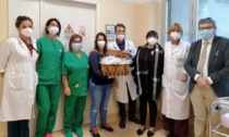 Ospedale di Rho: Villaggio Amico dona ai bambini bavaglini realizzati a mano dalle ospiti delle Rsa