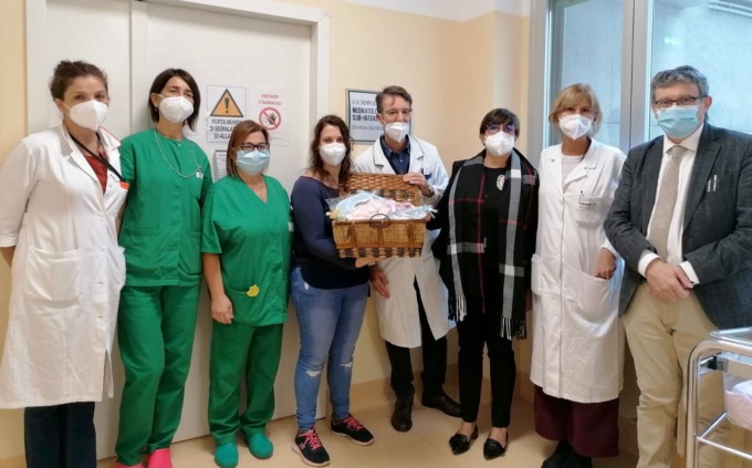 Ospedale di Rho: Villaggio Amico dona ai bambini bavaglini realizzati a mano dalle ospiti delle Rsa