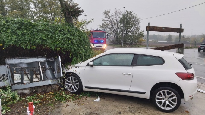Scontro tra due auto: abbattuto un palo del telefono