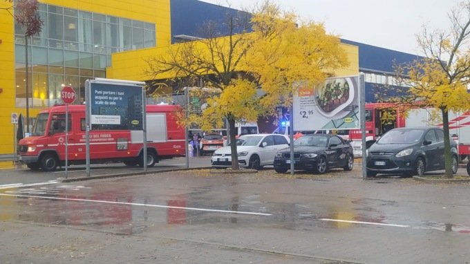 Evacuate più di 1000 persone dall’Ikea di Corsico per la fuoriuscita di una sostanza irritante