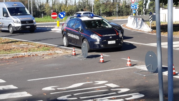 Trovato morto nel parcheggio del cimitero