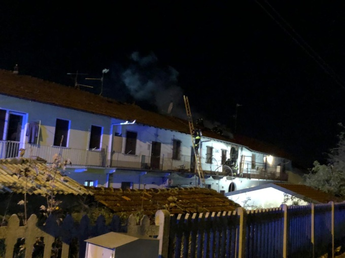 Incendio nella notte, due famiglie evacuate