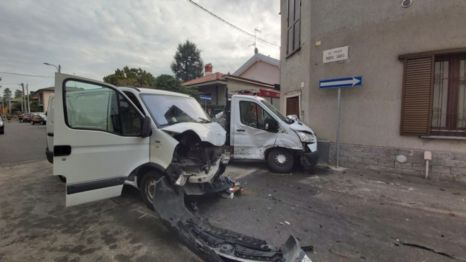 Scontro tra furgone e autocarro che finiscono contro il muro di una casa