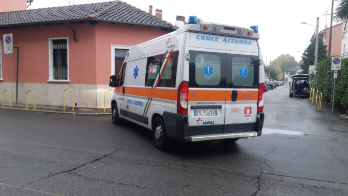 Ubriaco e sanguinante irrompe nella sede della Croce Azzurra per essere soccorso