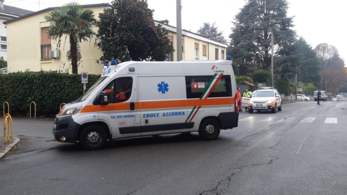 Battibecco per le sigarette… e si lussa un dito