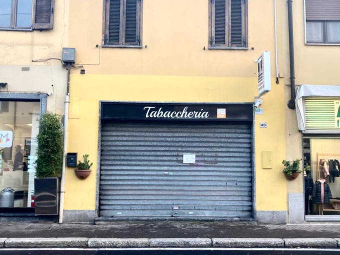Spaccata e aggressione nella tabaccheria di via Milano