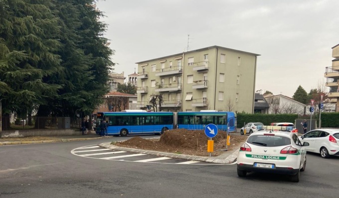 “Un altro pullman bloccato nella nuova rotonda, che farete?”