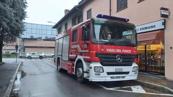 Muro pericolante in piazza del municipio: arrivano i pompieri