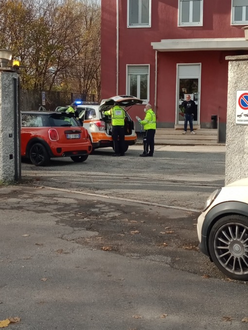 Incendio in un capannone: un 33enne ferito