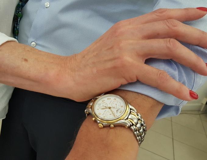 Anziano gettato a terra per rubargli l’orologio