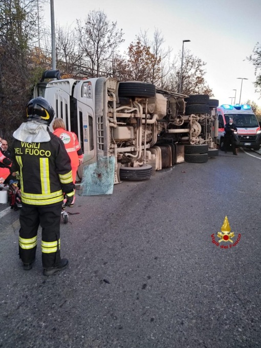 Camion si ribalta in mezzo alla strada davanti al nuovo ospedale Galeazzi