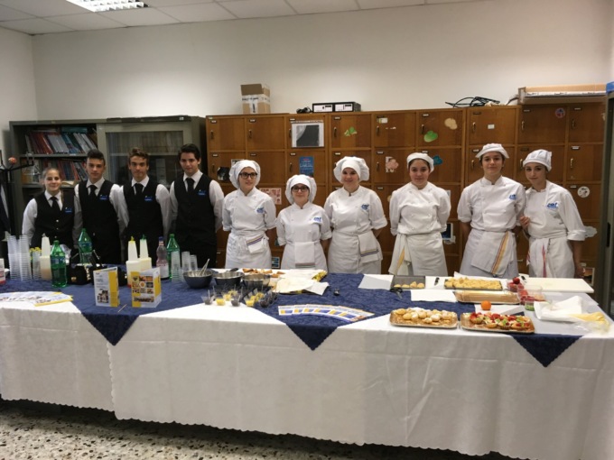 Orientamento scolastico: le scuole si mettono in vetrina nel cortile del municipio