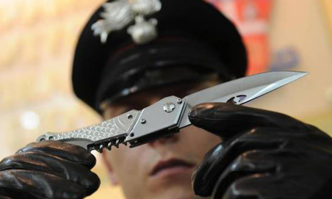 Al bar con il coltello, denunciato