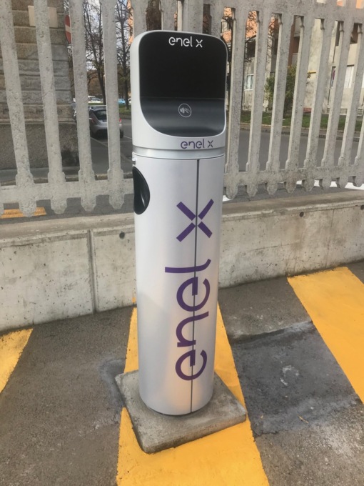 Auto elettriche, installata la prima colonnina per la ricarica