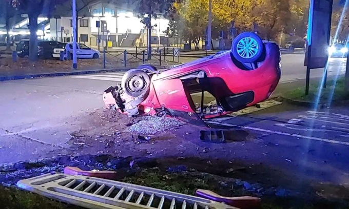 Si ribaltano  in auto: miracolati due ragazzi e un 40enne
