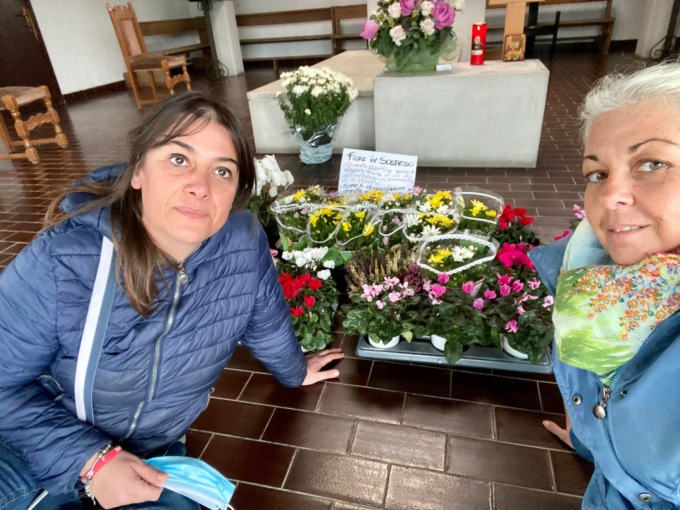Cento fiori sospesi per onorare i morti