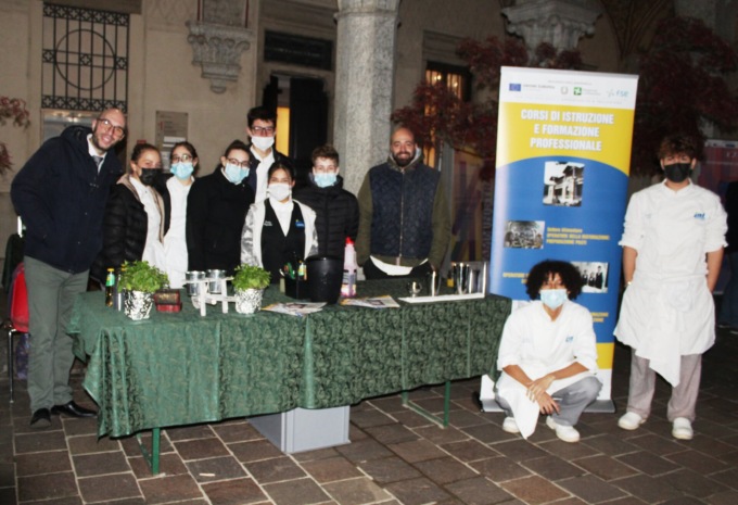 Scuole in vetrina nel cortile del municipio