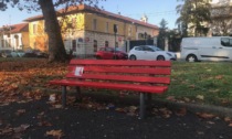 Sette panchine e il municipio "in rosso" contro la violenza sulle donne