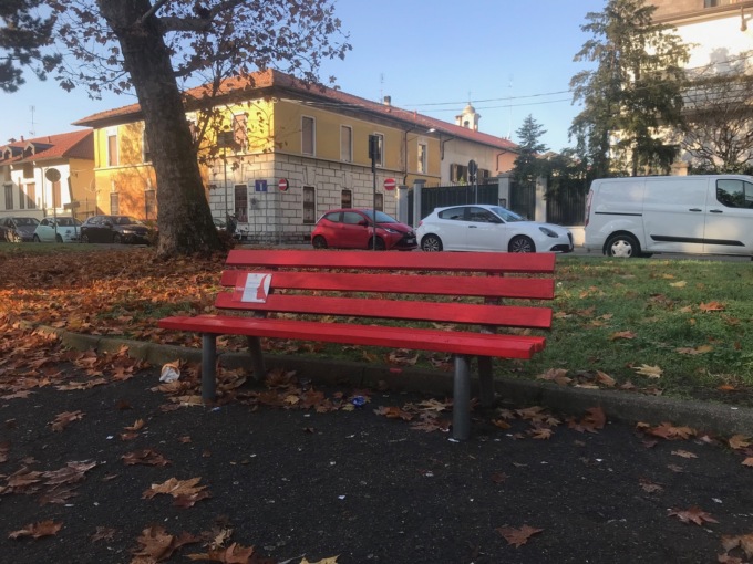 Sette panchine e il municipio “in rosso” contro la violenza sulle donne
