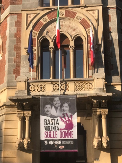 Sette panchine e il municipio "in rosso" contro la violenza sulle donne