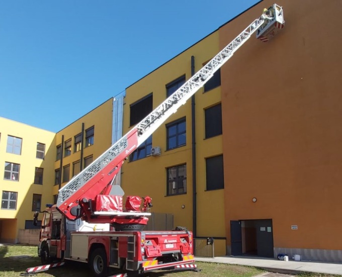 Vespe fuori dalle classi del liceo, arrivano i pompieri