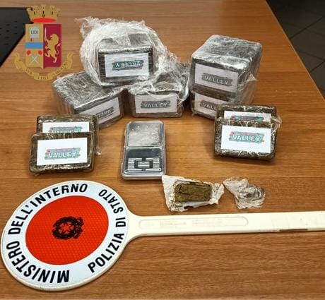 Nascosti nel frigo aveva tre chili di droga