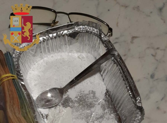 Cocaina consegnata a domicilio con il taxi
