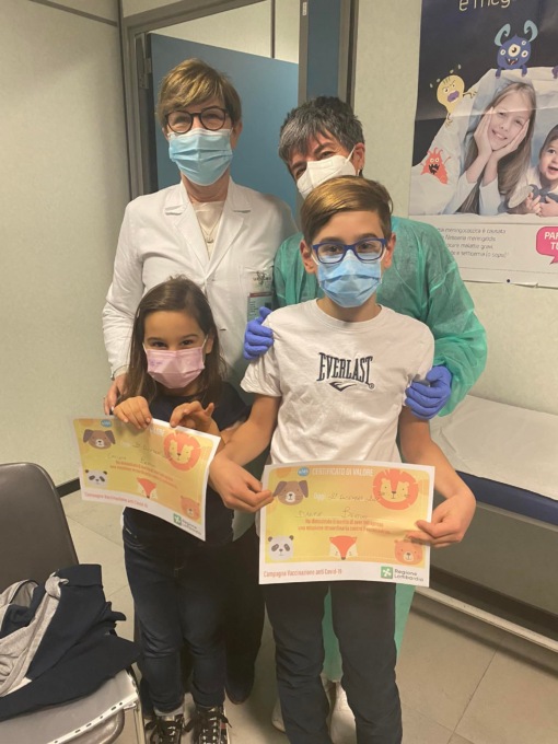 Il sindaco porta a vaccinare i figli e lancia un appello