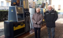 Una vita da benzinai: Franca ed Elio vanno in pensione