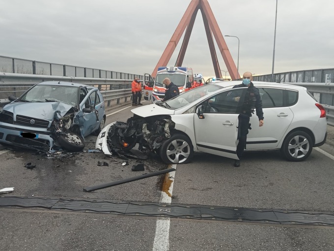 Frontale tra auto, cavalcavia bloccato