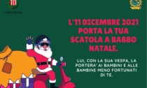 Al via la raccolta pacchi per bambini: Babbo Natale scalda il motore della Vespa