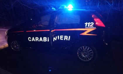 Impatta contro la gazzella dei Carabinieri: illesi